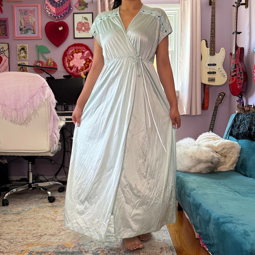 Vintage 80s / 90s light blue coquette robe
